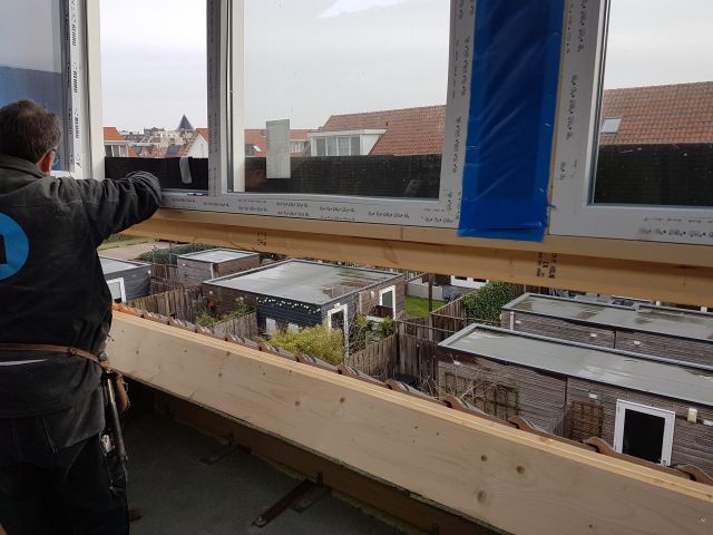 wbb-dakkapellen - Dakkapel hangt nu voor de opening in het dak wbb-dakkapellen - Dakkapel hangt nu voor de opening in het dak